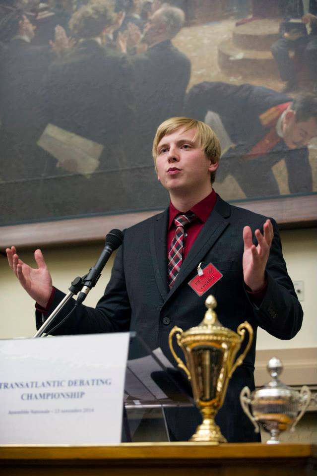 Calyxx Peucker, Junior-Debattiertrainer, während einer Debatte